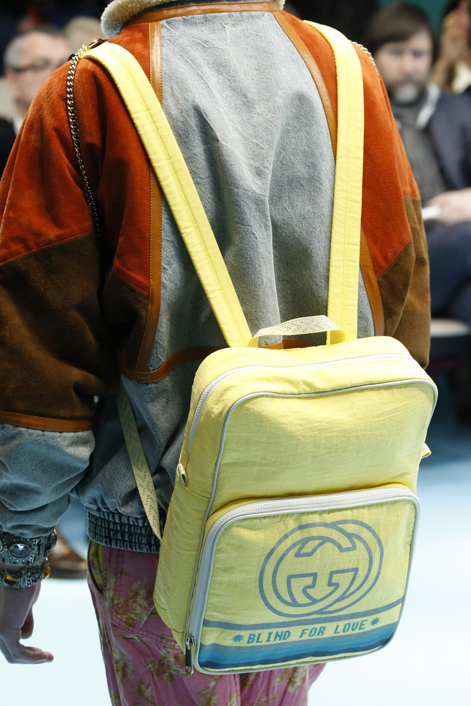 Show mới của Gucci dị quên lối về: Người mẫu ôm... thủ cấp để catwalk, kẻ lại vác nguyên con rồng